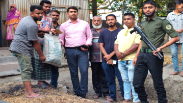 আড়াইহাজারে অগ্নিকাণ্ডে ক্ষতিগ্রস্ত কৃষককে ইউএনও’র সহায়তা