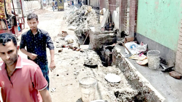 ফতুল্লায় অনুমতি ছাড়া সরকারি রাস্তা কাটায় পোশাক কারখানাকে জরিমানা