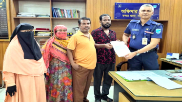 বন্দরে পৈতৃক জমি দখলমুক্তের দাবিতে প্রতিবন্ধী পরিবারের স্মারকলিপি