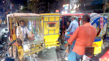 হকারমুক্ত নগরীতে মিশুকের দাপুট, উল্টোপথে চলাচলে বিশৃঙ্খলা