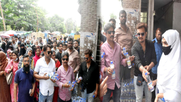 এস.এস.সি পরীক্ষার্থীদের কাছে জাকির খানের পানি বিতরণ