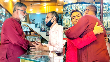 কালির বাজারের ব্যাবসায়ীদের সাথে খোরশেদের বৈশাখী হালখাতার শুভেচ্ছা বিনিময়
