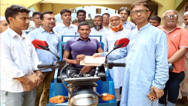 শারীরিক প্রতিবন্দী রাহাতের পাশে নারায়ণগঞ্জ জেলা পরিষদ