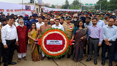 ‎নারায়ণগঞ্জে জুলাই শহীদ স্মৃতিস্তম্ভে সর্বস্তরের মানুষের শ্রদ্ধা