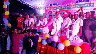 সিদ্ধিরগঞ্জে মধ্যপাড়া ফুটবল টুর্নামেন্টের পুরস্কার বিতরণ