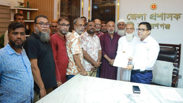 জেলা পরিষদ সংলগ্ন এলাকায় টেক্সি-মাইক্রোস্ট্যান্ড  নির্মাণ না করতে স্মারকলিপি