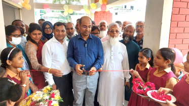 শিক্ষার্থীদের মাঝে উপহার বিতরণ করলেন ইউএনও ফয়েজ উদ্দিন