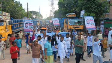 ঢাক-ঢোল বাজিয়ে আনন্দ উৎসবের মধ্যদিয়ে ট্রাক মার্কায় ভোট চেয়ে জনসংযোগ