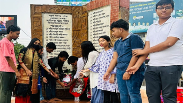 শহীদ স্মৃতিস্তম্ভে সমাজতান্ত্রিক ছাত্র ফন্টের পুষ্পস্তবক অর্পণ