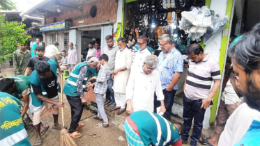 বোস কেবিনে আড্ডা দিতে এসে পরিচ্ছন্নতা অভিযানে নামলেন সাখাওয়াত