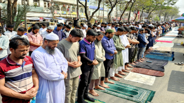রমজানের প্রথম জুম্মায় শহরের মসজিদ মসজিদে মুসল্লিদের ঢল