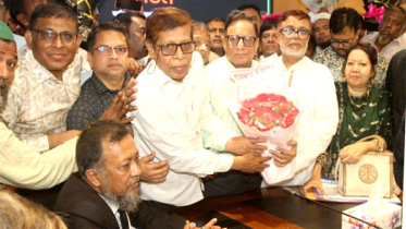 নাসিক প্রশাসক সাখাওয়াতকে পূজা পরিষদের ফুলেল শুভেচ্ছা
