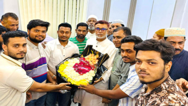 নাসিকের নয়া প্রশাসক সাখাওয়াতকে ছাত্রদল নেতা হিরার ফুলেল শুভেচ্ছা