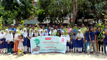 সবুজে সুন্দর আগামী স্লোগানে না’গঞ্জে বসুন্ধরা শুভসংঘের চারাগাছ বিতরণ