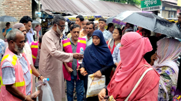 বৃষ্টিতে ভিজে এইচএসসি পরিক্ষার্থী-অভিভাবকদের জন্য টিম খোরশেদের বিশুদ্ধ পানি বিতরণ
