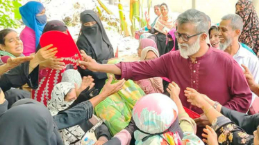 দ্বিতীয় দিনের মত এইচএসসি অভিবাবকদের মাঝে খোরশেদের হাতপাখা ও পানি বিতরণ