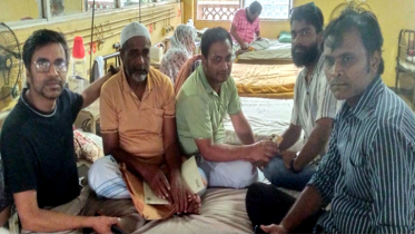 অসুস্থ প্রবীণ ফটোসাংবাদিক আমির হোসেনকে দেখতে হাসপাতালে যুবদল নেতা হুমায়ুন কবির