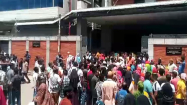 ১১ দফা দাবিতে আনোয়ারা গ্রুপের পোশাক শ্রমিকদের সড়ক অবরোধ
