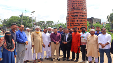 জুলাই স্মৃতিস্তম্ভে অগ্নিসংযোগ, শহীদ পরিবারের সদস্যদের নিয়ে পরিদর্শনে ডিসি