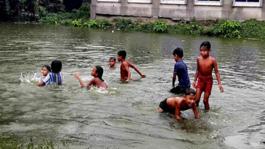 টানা বৃষ্টির জলাবদ্ধ স্থানে জমে ওঠেছে শিশুদের আনন্দ উচ্ছাস