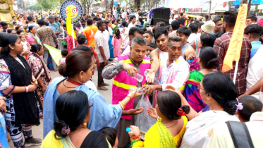 রথযাত্রীদের মাঝে মিনারেল ওয়াটার বিতরণ করল টিম খোরশেদ