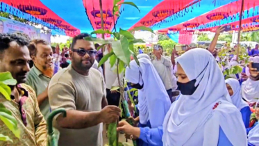 ‘সবুজ বাংলাদেশ’ গড়ার প্রত্যয়ে শিক্ষার্থীদের মাঝে ফলজ চারা বিতরণ