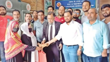 দুই অসহায় নারীর পাশে মানবিক সহায়তা নিয়ে মোস্তাফিজুর রহমান ফাউন্ডেশন