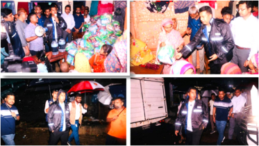 টানা বৃষ্টিতে রেইনকোট পরে ঝুঁকিপূর্ণ পাহাড়ি এলাকায় খাবার নিয়ে মানবিক ডিসি জাহিদ