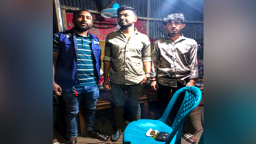 আড়াইহাজারে গাঁজাসহ পুলিশের ২ সোর্সকে আটক করল জনতা