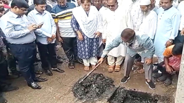 নিজেই ড্রেন পরিষ্কার করলেন নাসিক প্রশাসক সাখাওয়াত