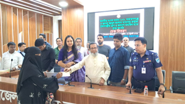 বন্দর উপজেলায় ৩৪০ পরিবারকে ১৭ লাখ টাকার অনুদান ও ঢেউটিন বিতরণ