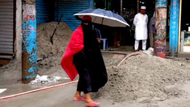 ৫ লাখ টাকা চাঁদার দাবিতে ব্যবসা প্রতিষ্ঠানের সামনে যুবদল নেতার বালুর স্তুপ