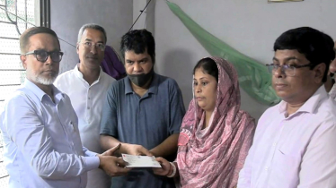 কনিষ্ঠ জুলাই শহীদ রিয়া গোপের পরিবারকে নাসিক প্রশাসকের আর্থিক উপহার