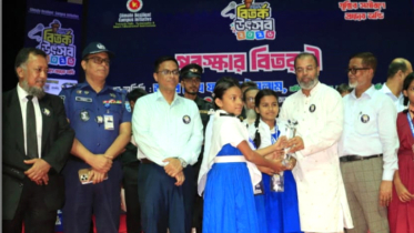 বিতর্ক প্রতিযোগিতার বিজয়ীদের পুরস্কার তুলে দেন প্রতিমন্ত্রী শেখ ফরিদুল