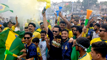 বিশ্বকাপ উন্মাদনায় শহরে ব্রাজিল সমর্থকদের বর্ণাঢ্য র‌্যালি