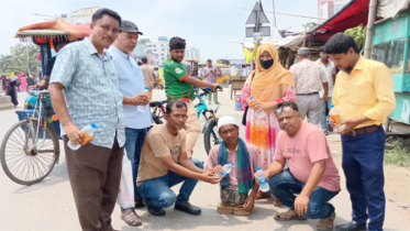 পথচারীদের সুপেয় পানি ও স্যালাইন দিল আম্বিয়া বেগম সাহিত্য পরিষদ