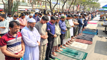 রমজানের তৃতীয় জুমাতেও মসজিদে মসজিদে মুসল্লিদের ঢল