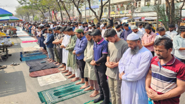 জুমাতুল বিদায় মসজিদে মসজিদে মুসল্লিদের ঢল