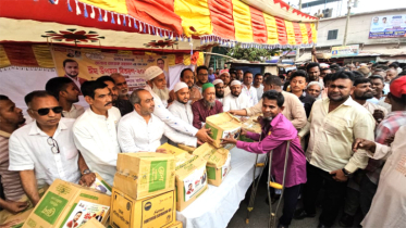বন্দরে মোস্তাফিজুর রহমান ফাউন্ডেশনের ঈদ উপহার বিতরণ করলেন রাকিব