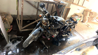 ফতুল্লায় মধ্যরাতে দুর্বৃত্তদের আগুনে পুড়লো সাংবাদিকের মোটরসাইকেল