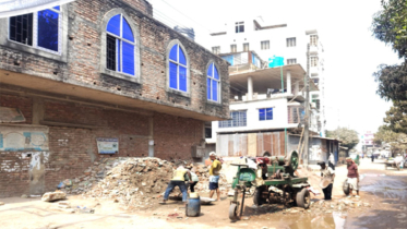 মসজিদের সামনে ইট-বালু, রড, সিমেন্টের স্তুপ : মুসল্লিদের ভোগান্তি