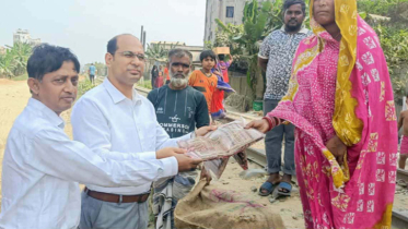 ফতুল্লায় হরীজন নারীদের মাঝে প্রধানমন্ত্রীর ঈদ উপহার বিতরণ