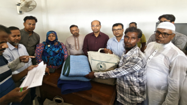 কুতুবপুরে অগ্নিকান্ডে ক্ষতিগ্রস্ত পরিবারের পাশে সদর ইউএনও ফয়েজ উদ্দিন