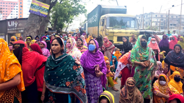 ফতুল্লায় বকেয়া বেতনের দাবিতে গার্মেন্টস শ্রমিকদের সড়ক অবরোধ