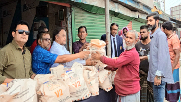 অসহায়দের মাঝে হযরত ওয়ায়েজ করুনী(রাঃ) ফাউন্ডেশনের ঈদ সামগ্রী বিতরণ