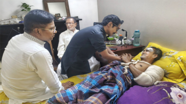 স্বপন চৌধুরীর শয‌্যাপা‌শে জয় কে রায় বা‌প্পি ও লিটন পাল