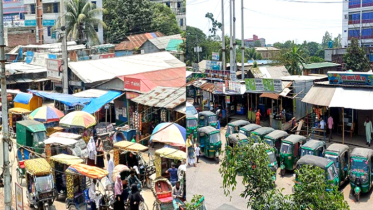 মদনপুর বাসস্ট্যান্ডে হকারদের কব্জায় ফুটপাত, দুর্ভোগে পথচারী