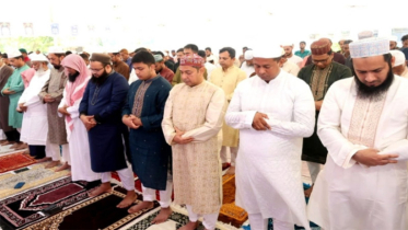 চট্টগ্রামে ঈদের প্রধান জামাতে নামাজ আদায় করলেন বিভাগীয় কমিশনার জিয়াউদ্দীন ও ডিসি জাহিদ