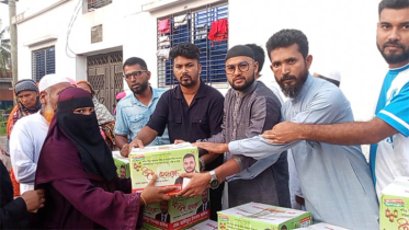 ২৪নং ওয়ার্ডে মোস্তাফিজুর রহমান ফাউন্ডেশনের ঈদ উপহার বিতরণ‎