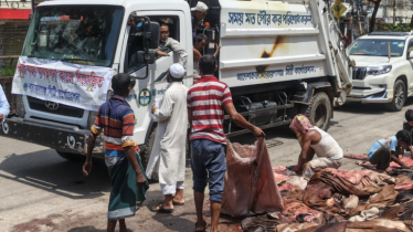 বর্জ্য অপসারণে রাস্তায় ঘুরে ঘুরে পরিদর্শন করলেন সাখাওয়াত
